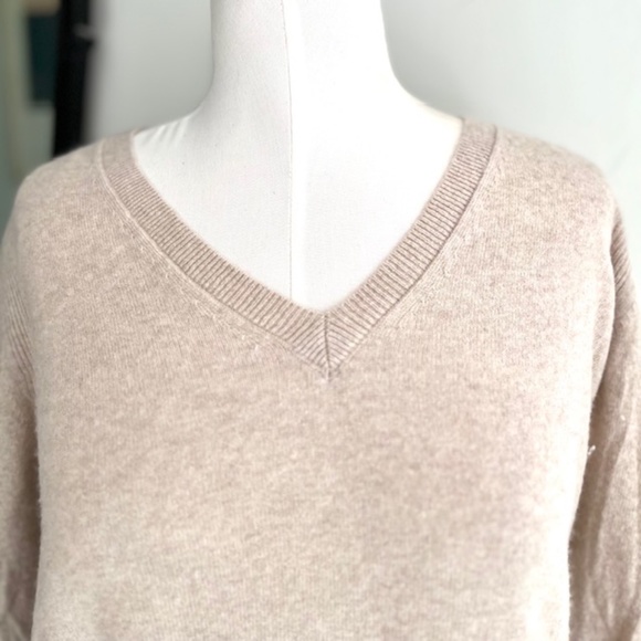 Banana Republic | 'Filpucci' Fine Italian Yarn Cream V-Neck Sweater - Picture 4 of 8